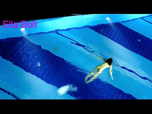 ❤️ Handikwanise kumira kuona, mudiki blonde akabatwa achishambira asina kupfeka muELLA BOLT resort pool ❌❤